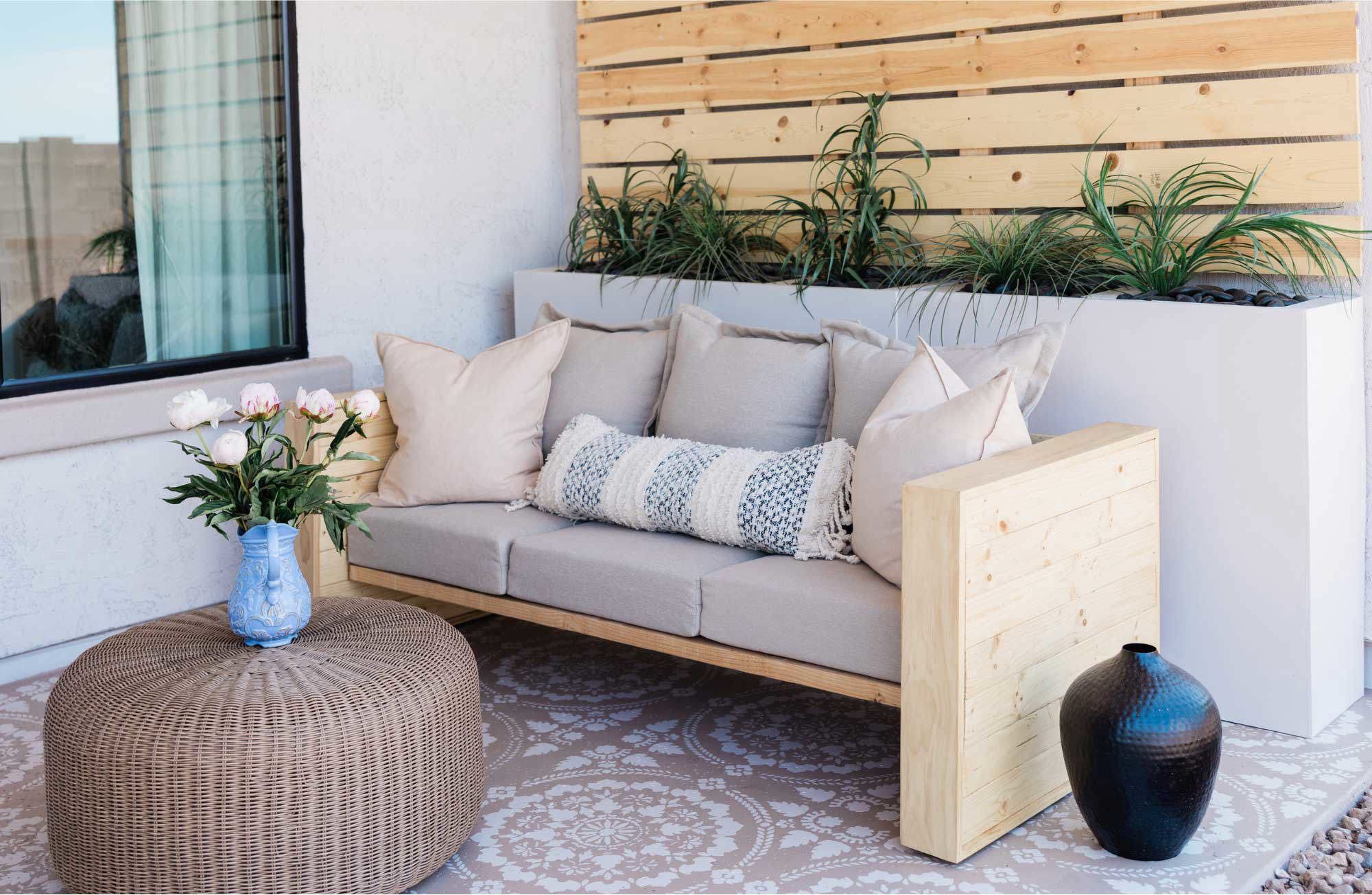 soffa på en altan eller uteplats