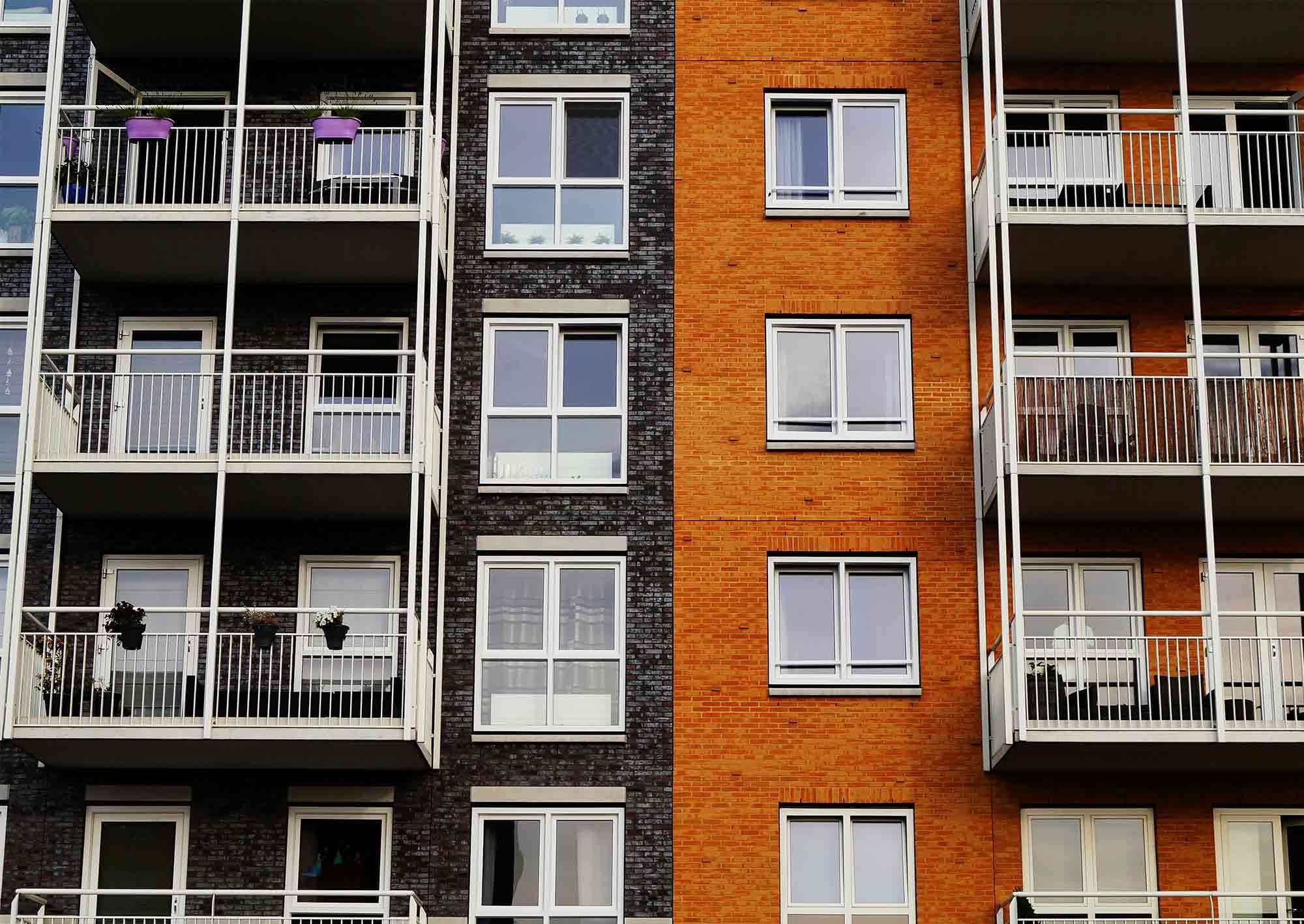 Lägenhetshus med flera balkonger