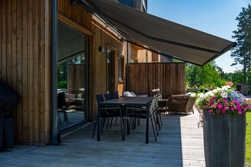 Veranda med markis  och grönska