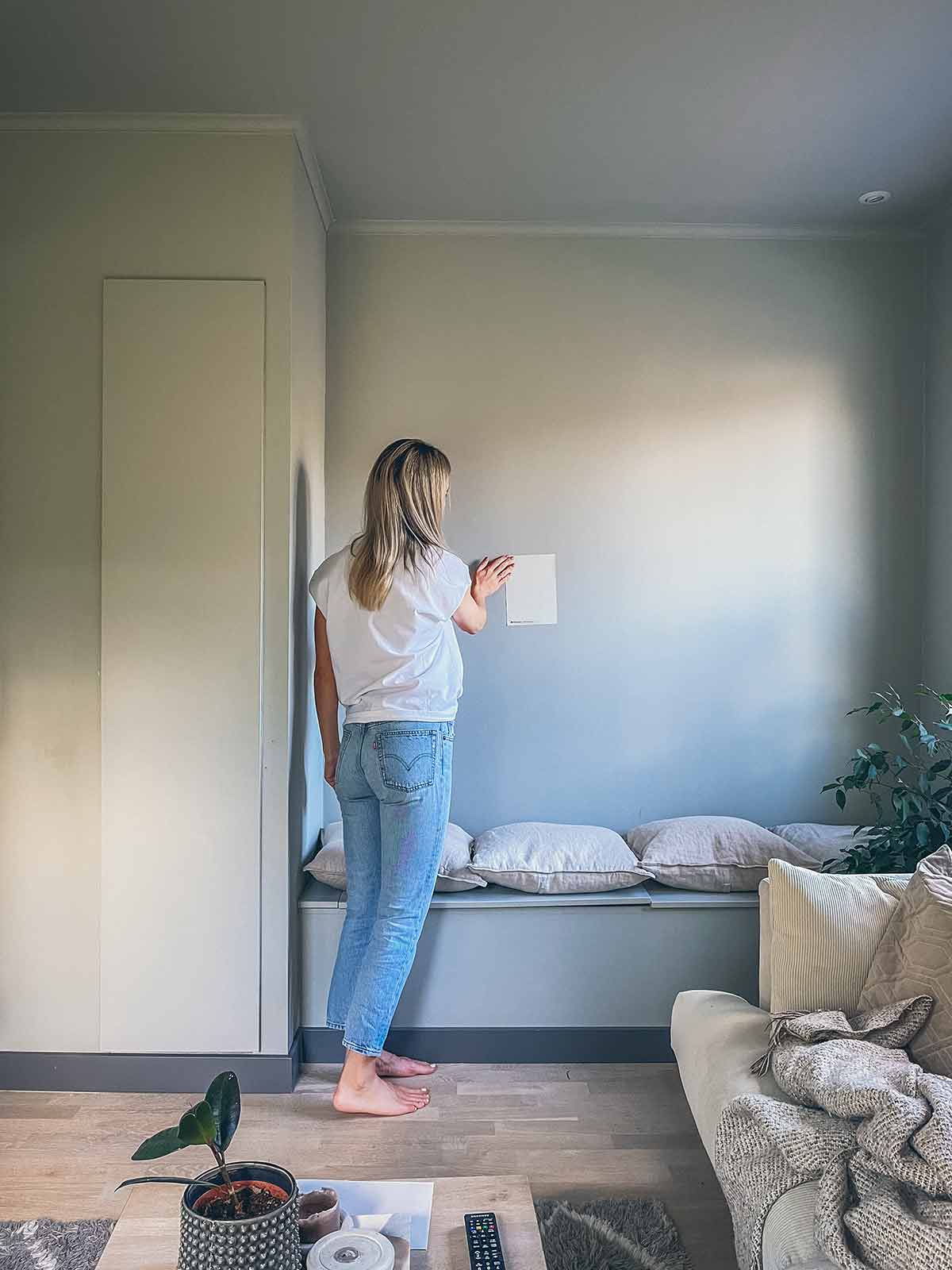 tapetprov, kvinna som står med tapetprov, hall