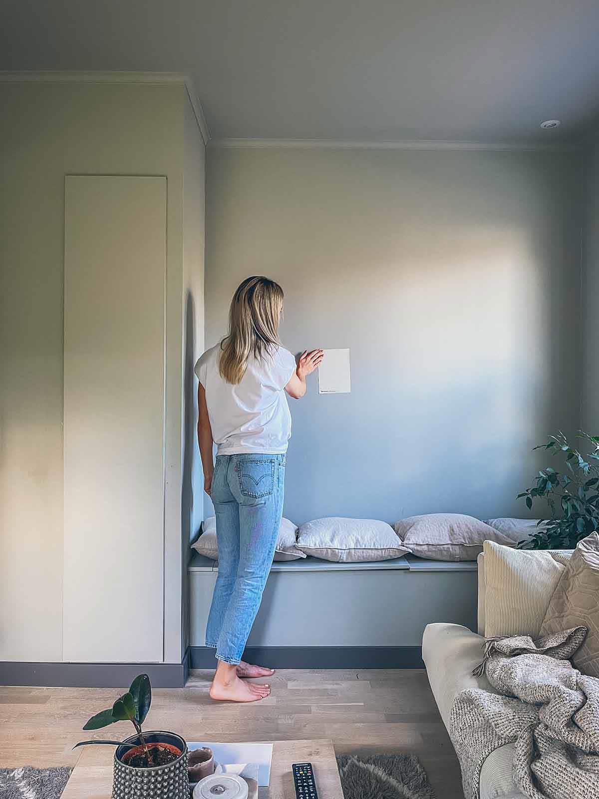 tapetprov, kvinna som står med tapetprov, hall