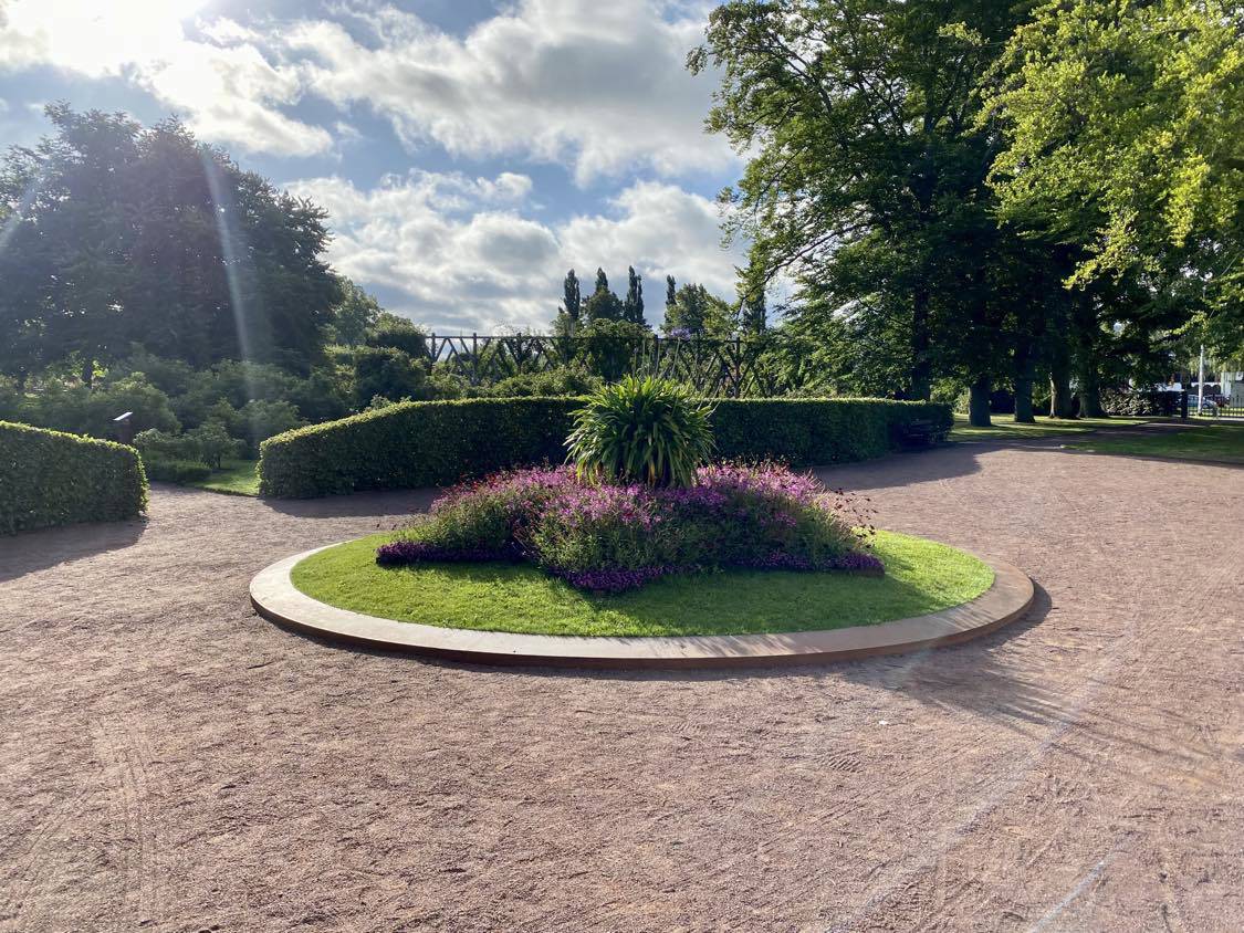 blomsterarrangemang i trädgård