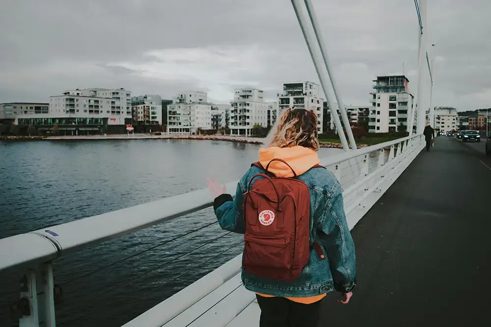 ung person med ryggsäck som syns bakifrån