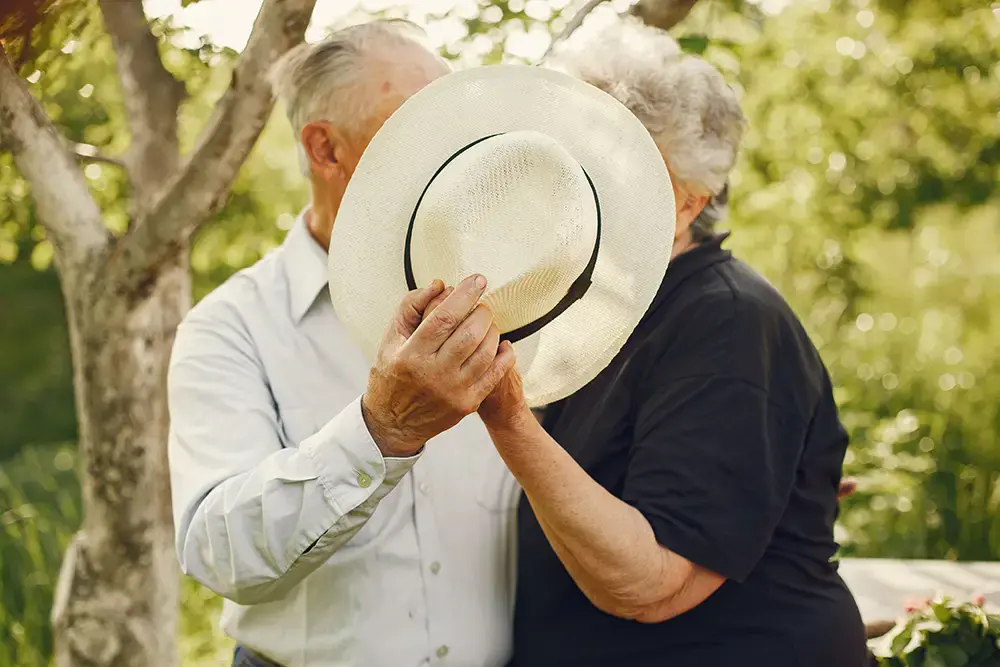 pensionärer bakom en solhatt